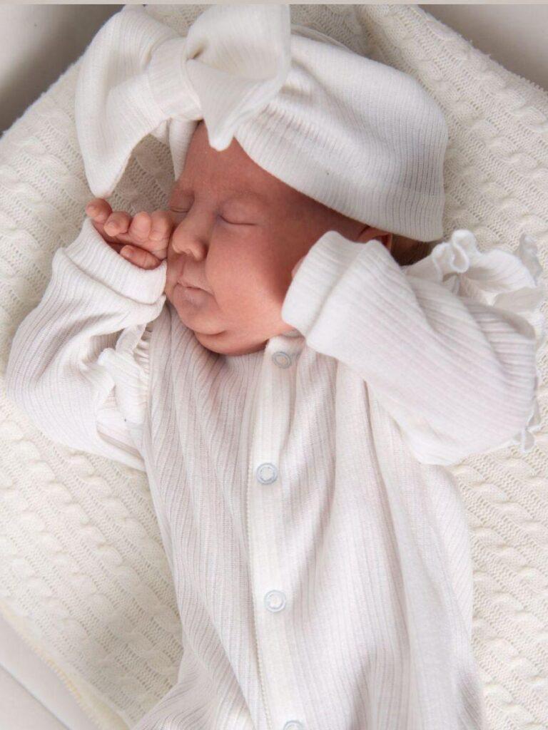 Комплект одежды. Комбинезон-слип + шапочка с бантом (лапша) белый