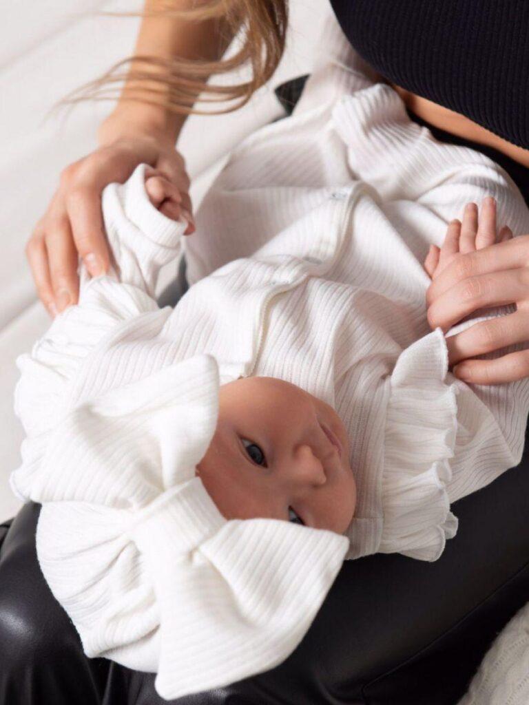 Комплект одежды. Комбинезон-слип + шапочка с бантом (лапша) белый