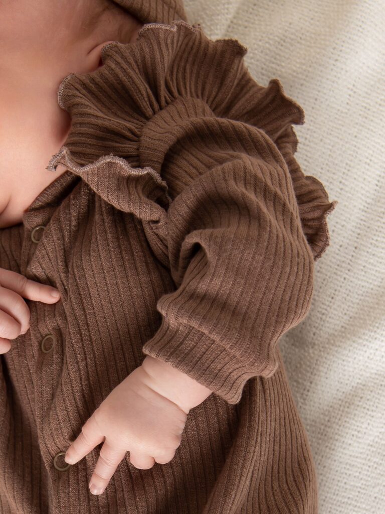 Комплект одежды. Комбинезон-слип + шапочка с бантом (лапша) шоколадный