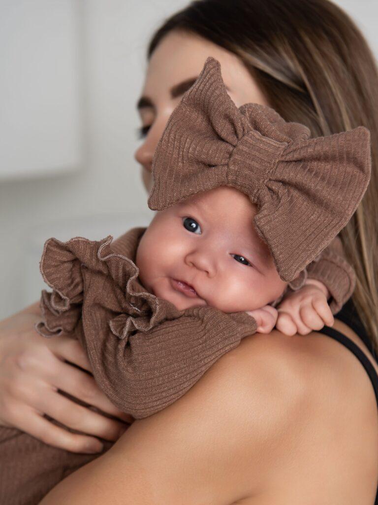 Комплект одежды. Комбинезон-слип + шапочка с бантом (лапша) шоколадный