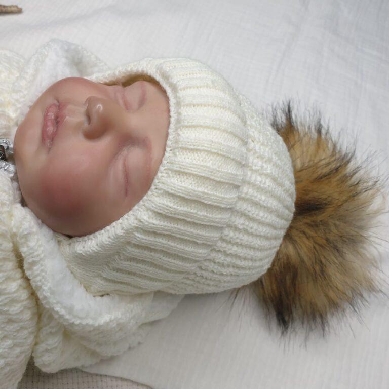 Шапочка вязаная с понпоном белая